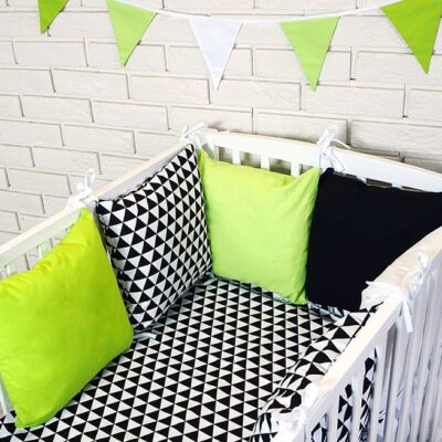 Baby Nellys Vankúšikový mantinel s obliečkami - trojúholníčky, čierna/zelená