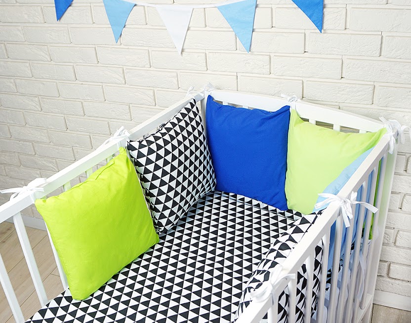 Baby Nellys Vankúšikový mantinel s obliečkami - trojúholníky, čierna/modrá/zelená