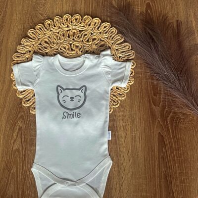 Detské body, kr. rukáv Mamatti, zap. pri krku, Puntík - biele s potlačou, veľ. 86