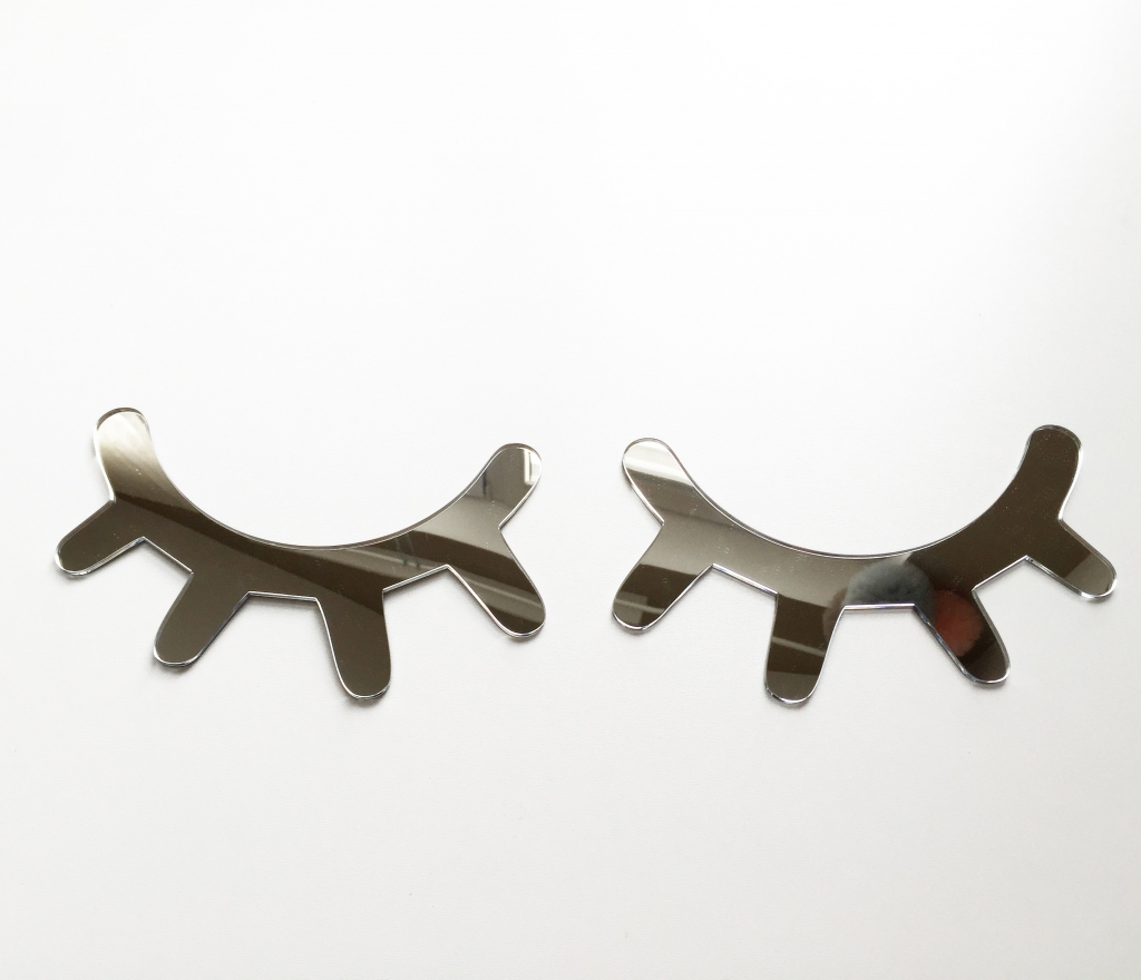 Metoo: Zrkadlové spiace očká na stenu